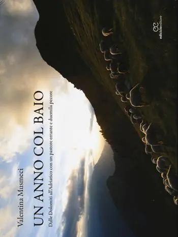 Un anno col baio. Dalle Dolomiti all‘Adriatico con un pastore errante e duemila pecore. Ediz. illustrata Ultima Occasione